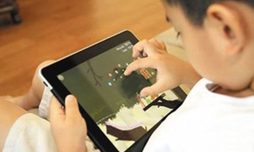 小孩暑假爱玩手机、ipads